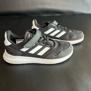 Gently used girl’s Adidas Velcro sneakers. Size 1 1/2.